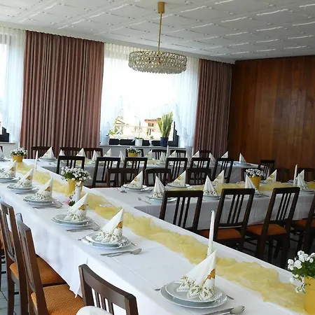 Weisses Rossel Szálloda Mondfeld